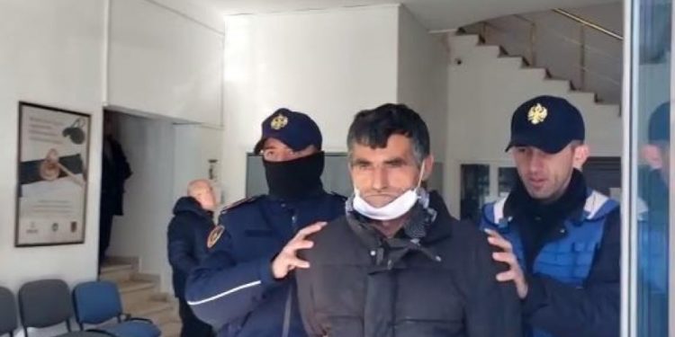 Mbyti krushkën për borxhin, e hodhi në kanal dhe e mbuloi me gjethe. Ky është 58-vjeçari që tronditi Kuçovën (VIDEO)