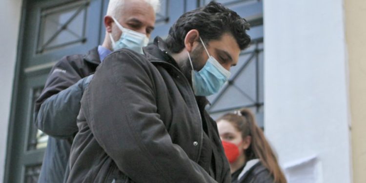 Shokuese në Athinë/ Prifti grek abuzonte prej 4 vitesh me adoleshenten shqiptare (FOTO)