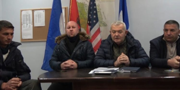 Dashua shfaqet me Çakallin dhe Beqon: Roland Bejkon e solli Basha në Gjirokastër të zihet me mua dhe Tritanin, ai theu derën e PD-së me langojtë e tij