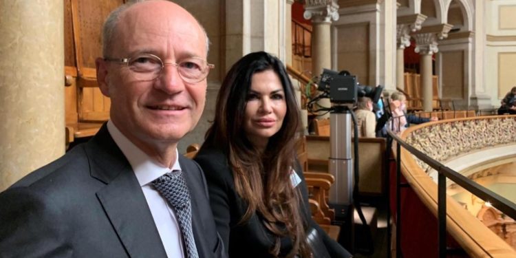 Të gjithë e njohin si “Mimoza llastica”, sot ajo është politikane në Zvicër dhe gruaja e prokurorit të njohur