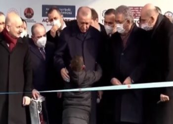 Pamje rrënqethëse, fëmija i vogël i lutet Erdoganit: Më ndihmo, babi im ka 10 vite në burg, më ka marrë shumë malli (VIDEO)