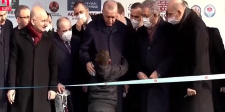 Pamje rrënqethëse, fëmija i vogël i lutet Erdoganit: Më ndihmo, babi im ka 10 vite në burg, më ka marrë shumë malli (VIDEO)