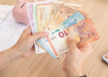 Për çfarë i shpenzojnë paratë shqiptarët, në krahasim me europianët