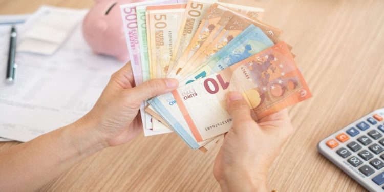 Për çfarë i shpenzojnë paratë shqiptarët, në krahasim me europianët