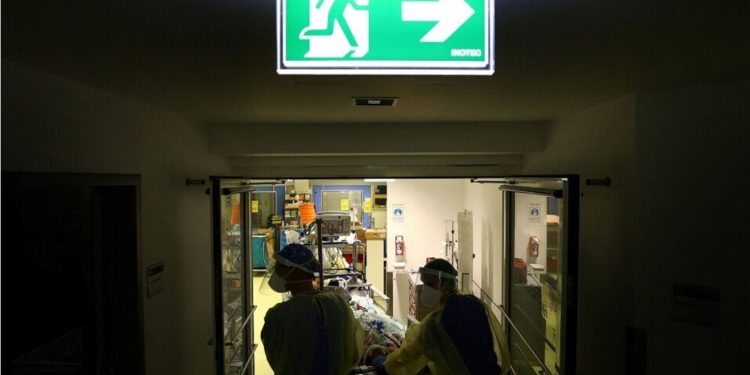 Covid “mbërthen” Greqinë, mbi 33 mijë raste të reja, 70 jetë të humbura