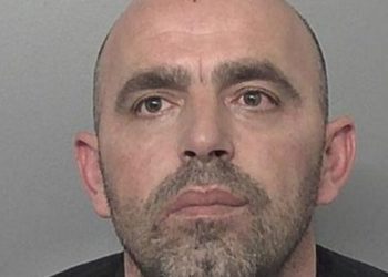 “Skllavëria moderne” në Angli/ Shqiptarët ikin me kamion, pastaj detyrohen të punojnë në ‘shtëpi bari’ për të shlyer borxhet: Dal vetëm për cigare