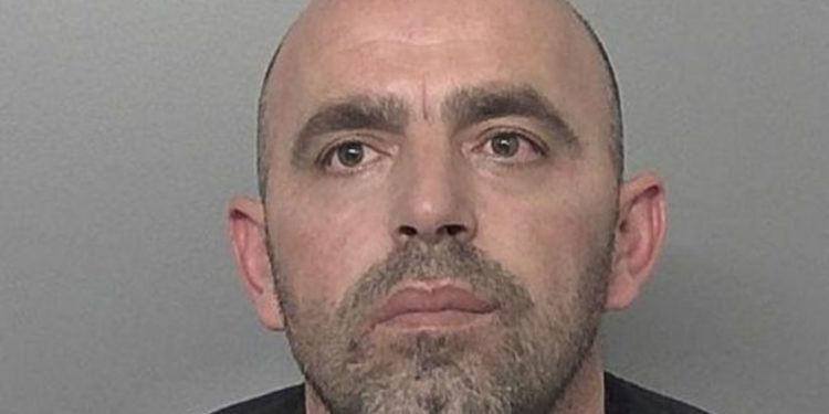 “Skllavëria moderne” në Angli/ Shqiptarët ikin me kamion, pastaj detyrohen të punojnë në ‘shtëpi bari’ për të shlyer borxhet: Dal vetëm për cigare