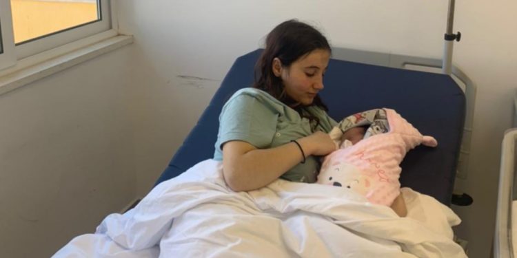 Vjen në jetë Ajla, fëmija i parë në Sarandë për vitin 2022