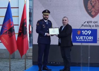 Nga Gjirokastra në Tiranë te Drejtoria e Përgjithshme e Policisë së Shtetit, Gledis Nano vlerëson Genti Mullain me “Certifikatën për Shërbime të Dalluara”