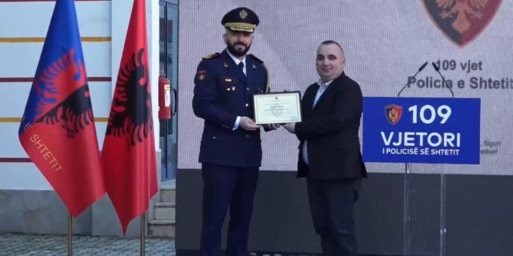 Nga Gjirokastra në Tiranë te Drejtoria e Përgjithshme e Policisë së Shtetit, Gledis Nano vlerëson Genti Mullain me “Certifikatën për Shërbime të Dalluara”