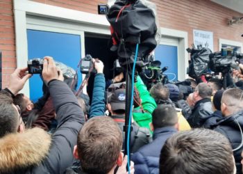 LAJMI FUNDIT/ Thyhet dera e PD-së, hyjnë brenda mbështetësit e Berishës