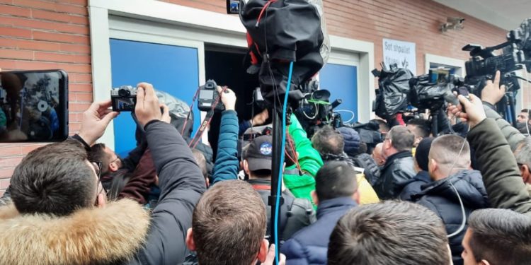 LAJMI FUNDIT/ Thyhet dera e PD-së, hyjnë brenda mbështetësit e Berishës