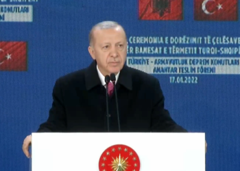 Erdogan kritikon BE-në nga Shqipëria: Ju u kyçët dhe mbyllët kufijtë, por ne vrapuam për të ndihmuar vëllezërit tanë