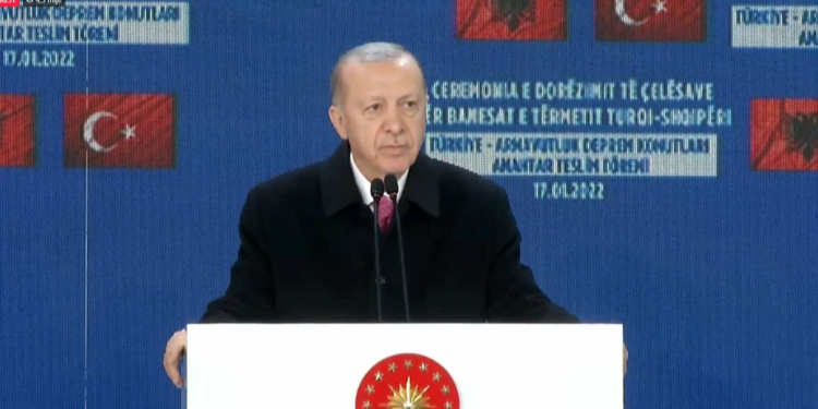 Erdogan kritikon BE-në nga Shqipëria: Ju u kyçët dhe mbyllët kufijtë, por ne vrapuam për të ndihmuar vëllezërit tanë