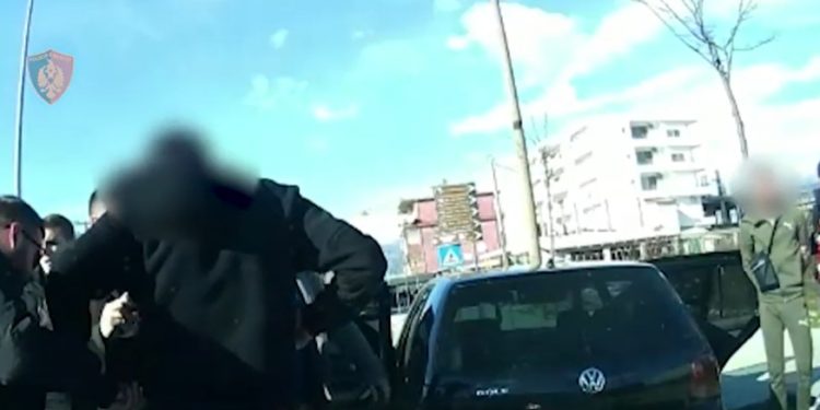 “Follow” në Gjirokastër, i riu nga Saranda kapet në flagrancë te “Ura e Lumit” duke transportuar klandestinë (VIDEO)
