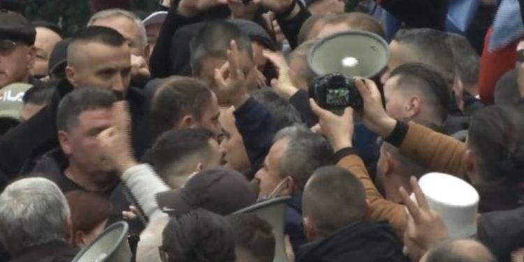 Protesta, SHBA thirrje Berishës: Tërhiquni nga dhuna ose do mbani përgjegjësi