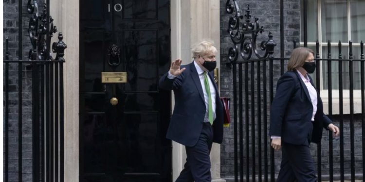 Britania shfuqizon të gjitha masat antiCovid, njerëzit mund t’i rikthehen jetës normale si më parë