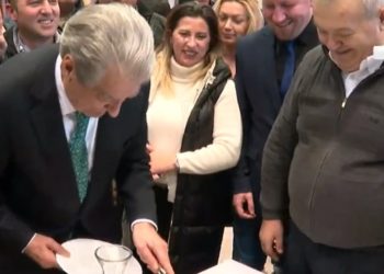 Ndahet torta në festën e PD Gjirokastër, Berisha me thikë, Dashua me pirun (VIDEO)