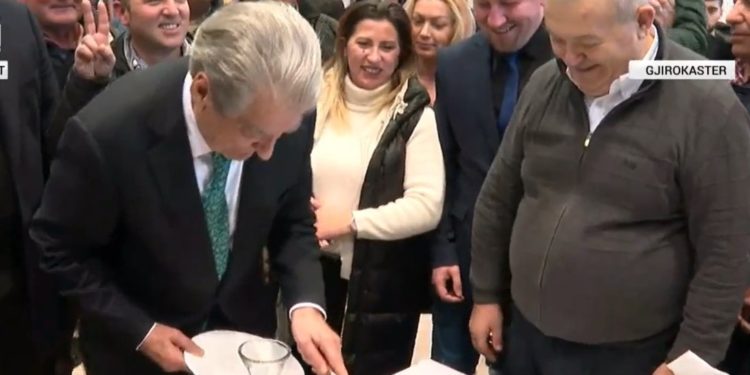 Ndahet torta në festën e PD Gjirokastër, Berisha me thikë, Dashua me pirun (VIDEO)