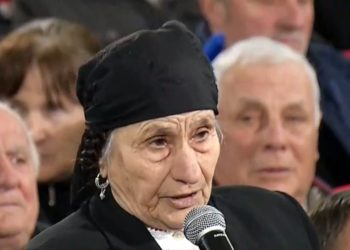 Gjyshja nga Mirdita nuk përmbahet: Sali Berisha, ti je magnet i kësaj toke