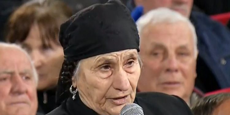 Gjyshja nga Mirdita nuk përmbahet: Sali Berisha, ti je magnet i kësaj toke