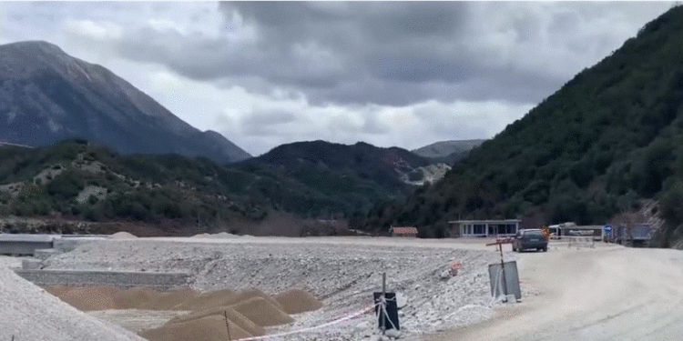 Kuç-Qeparo, rruga që nuk po mbaron dot (VIDEO)