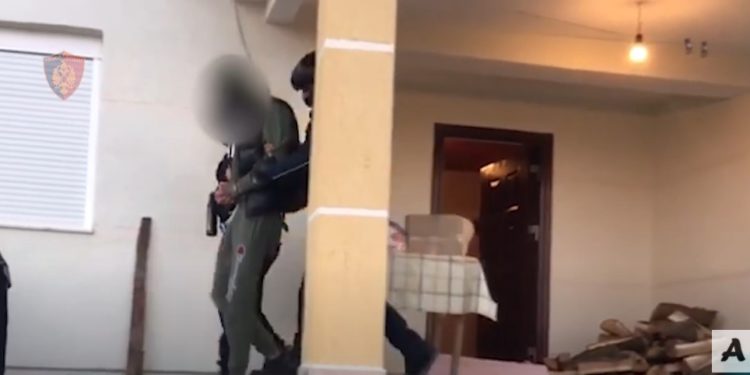 “Antenat” në Tepelenë, arrestohet i shumëkërkuari që fshihej në fshatin Buz (VIDEO)