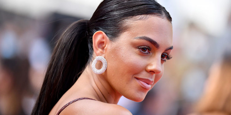 Partnerja e Cristiano Ronaldos, dikur një dado në Angli, sot gruaja me pasuri marramendëse