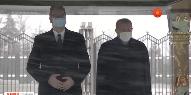 Pas vizitës në Shqipëri, Erdogan i organizon pritje madhështore Vuçiçit (VIDEO)