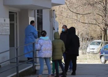 Covid “mbërthen” Gjirokastrën, 950 raste aktive, shumë të tjerë nuk raportohen fare (VIDEO)