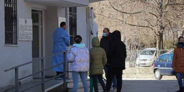 Covid “mbërthen” Gjirokastrën, 950 raste aktive, shumë të tjerë nuk raportohen fare (VIDEO)