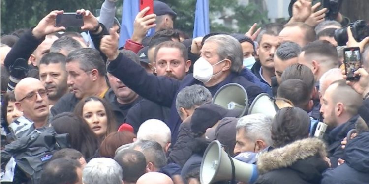 Protesta te selia e PD, Sali Berisha thirret sot në Prokurori