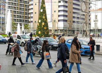 Greqia “skuqet” nga Covid-19, rrezik i lartë për shtimin e rasteve në Shqipëri prej emigrantëve të kthyer për festa