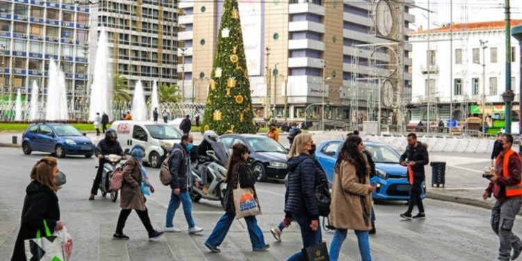 Greqia “skuqet” nga Covid-19, rrezik i lartë për shtimin e rasteve në Shqipëri prej emigrantëve të kthyer për festa