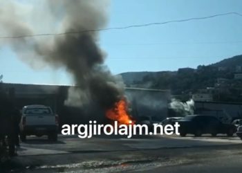 Sarandë, digjen dy makina brenda servisit (VIDEO)