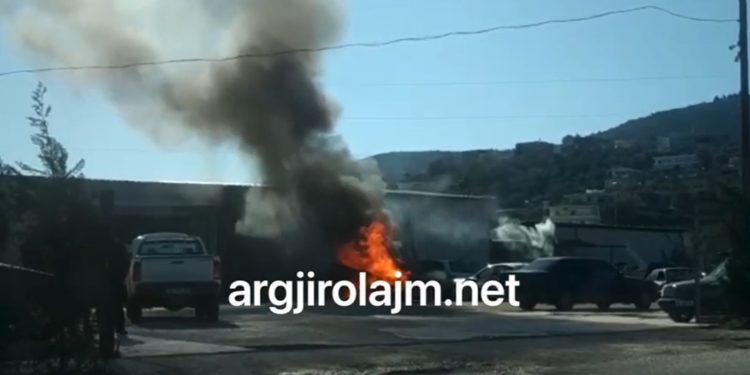 Sarandë, digjen dy makina brenda servisit (VIDEO)