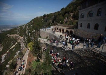 Pelegrinazh në nisje të vitit/ Kisha e Laçit mbushet me vizitorë në të martën e parë të 2022