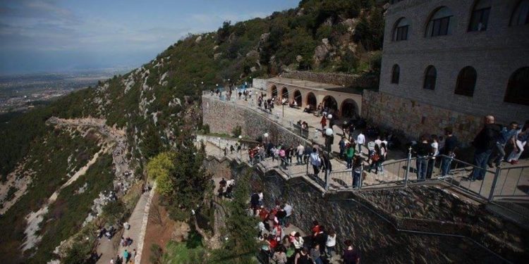 Pelegrinazh në nisje të vitit/ Kisha e Laçit mbushet me vizitorë në të martën e parë të 2022