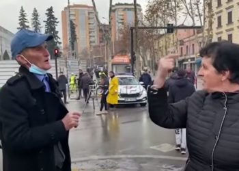 VIDEO/ “Ti s’ke bukë të hash në shtëpi, Berisha ka gjysmën e Tiranës”, qytetarja përplaset me protestuesin në rrugë: “Do ta mundim Amerikën”