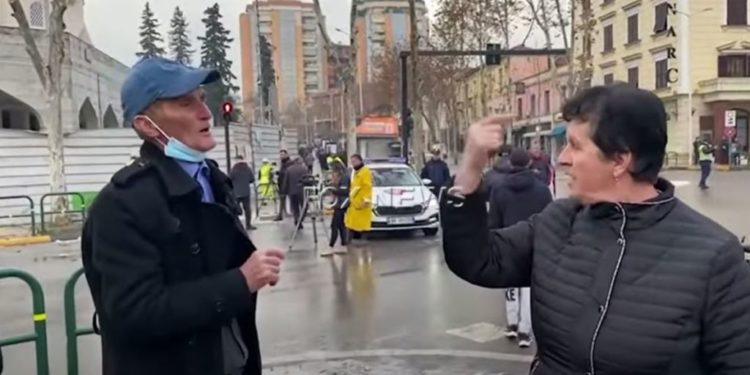 VIDEO/ “Ti s’ke bukë të hash në shtëpi, Berisha ka gjysmën e Tiranës”, qytetarja përplaset me protestuesin në rrugë: “Do ta mundim Amerikën”