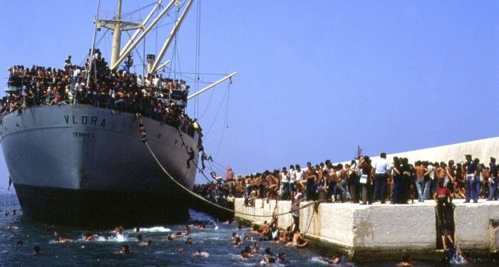 Historia e anijes ‘Vlora’ që erdhi nga Kuba me sheqer. Si u rrëmbye dhe mbërriti në Bari 30 vjet më parë me 20 mijë shqiptarë