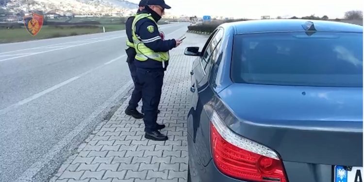 ‘Nami’ me gjoba në Gjirokastër, ndëshkohen 410 shoferë (VIDEO)