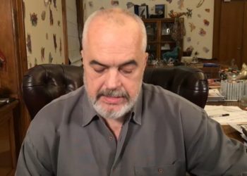 Komentuesi e shan me “libër shtëpie”, Rama: Kujdes bravat, pa këto janë sa për të prishur syrin e keq