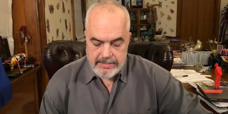 Komentuesi e shan me “libër shtëpie”, Rama: Kujdes bravat, pa këto janë sa për të prishur syrin e keq