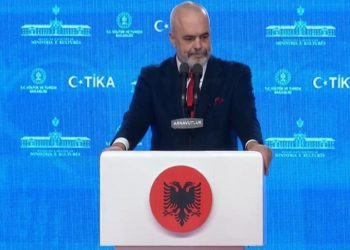 Përkthyesi i ndërpret fjalën Ramës, kryeministri i drejtohet ashpër: Më lër të mbaroj!