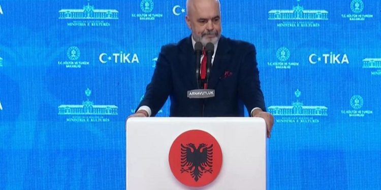 Përkthyesi i ndërpret fjalën Ramës, kryeministri i drejtohet ashpër: Më lër të mbaroj!