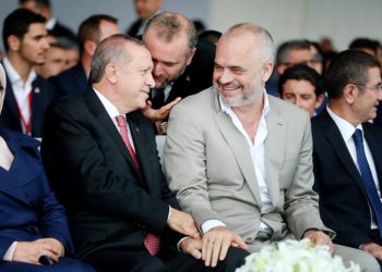 Gazeta greke: Edi Rama mund të ketë marrëdhënie të mira me Turqinë, por të mos harrojë se kush mbron hapësirën ajrore të Shqipërisë, kush ia shuan zjarret gjatë verës