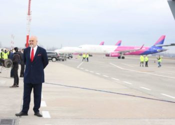 E gjithë qeveria në aeroport për të pritur Erdogan (FOTO)