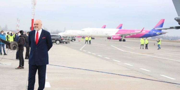 E gjithë qeveria në aeroport për të pritur Erdogan (FOTO)