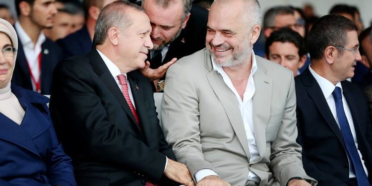 Gazeta greke: Edi Rama mund të ketë marrëdhënie të mira me Turqinë, por të mos harrojë se kush mbron hapësirën ajrore të Shqipërisë, kush ia shuan zjarret gjatë verës
